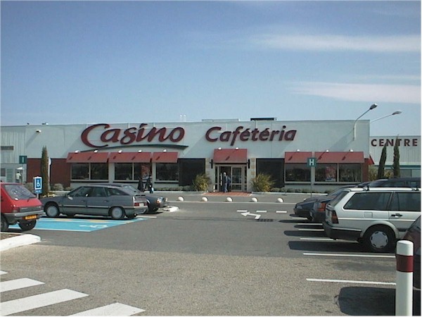 Cafeteria_Casino.jpg (67167 bytes)