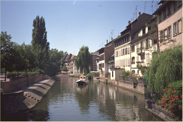 Strasbourg Canal.jpg (52022 bytes)